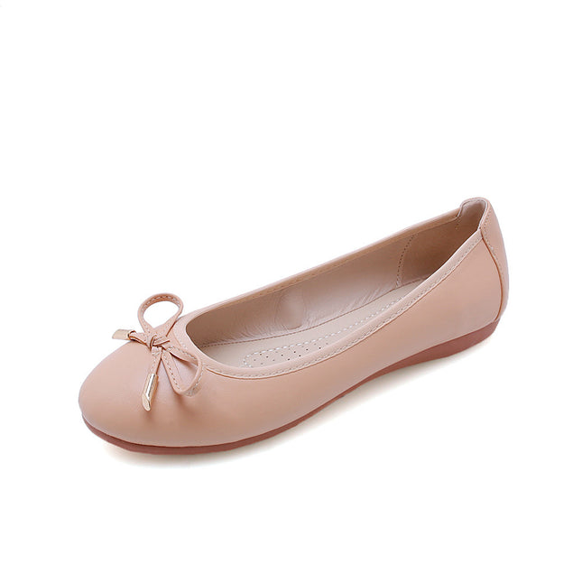 Soft-bottom foldable ballet shoes in nude color with a bow, ideal for comfort and style.